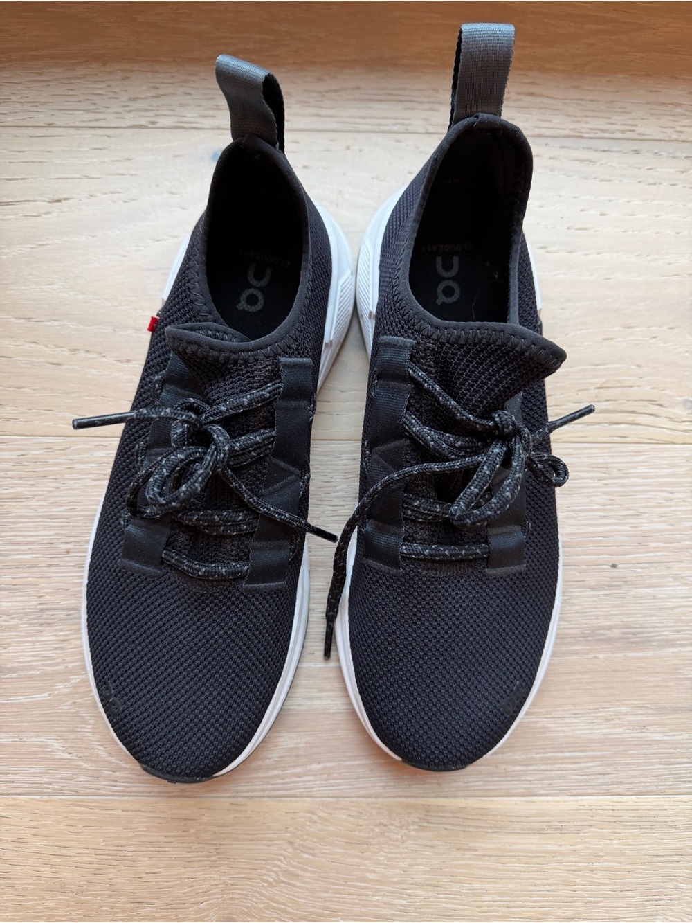 On Cloud Black Sneakers Trainers - like new, size 8